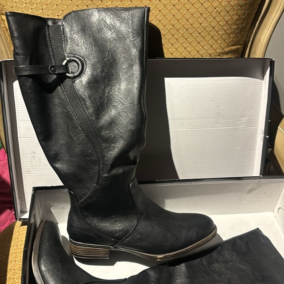 Black knee high boots - Picture 2 of 6